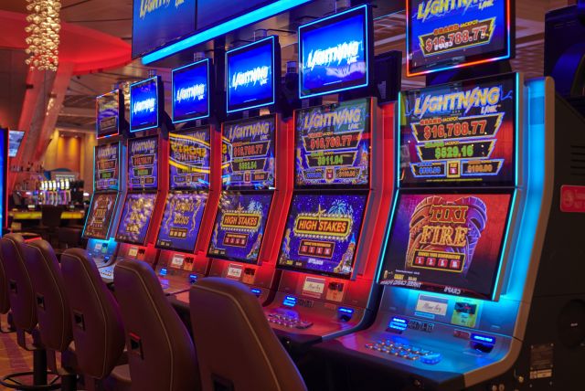 Máy đánh bạc là gì? Các loại slot machines phải biết khi vào sòng 23